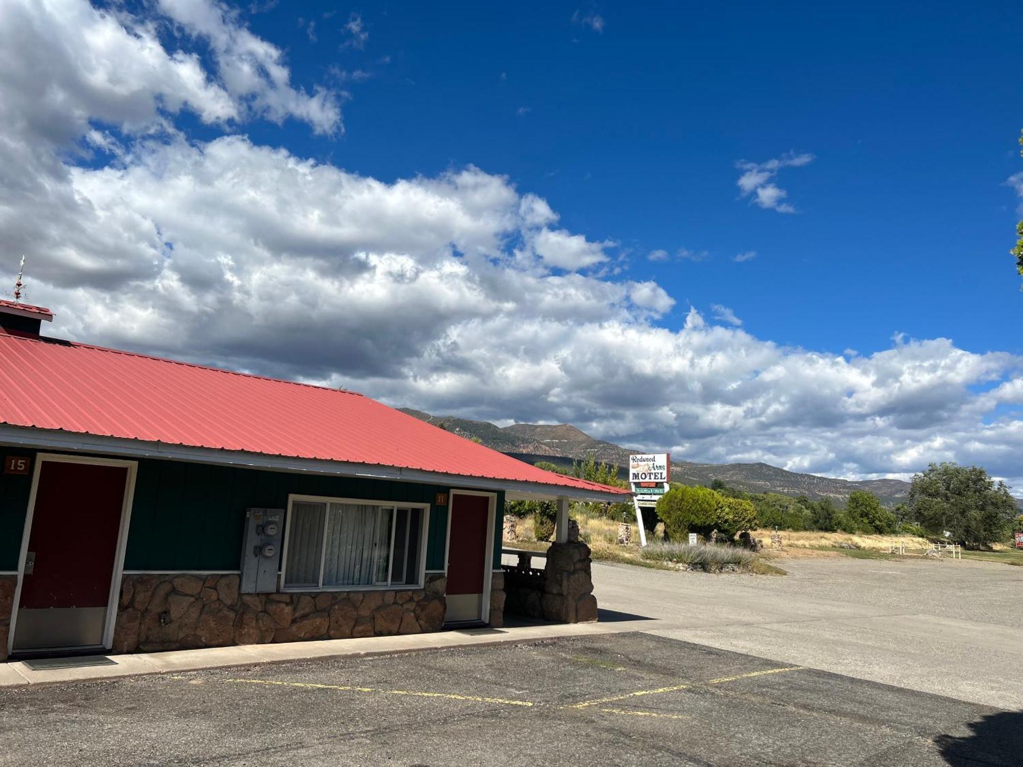 Redwood Arms Motel Paonia Exterior photo